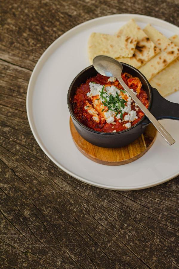 Kai 36 - Hotel Zwischen Fels Und Fluss Грац Екстер'єр фото Baked eggs with tomato and feta cheese