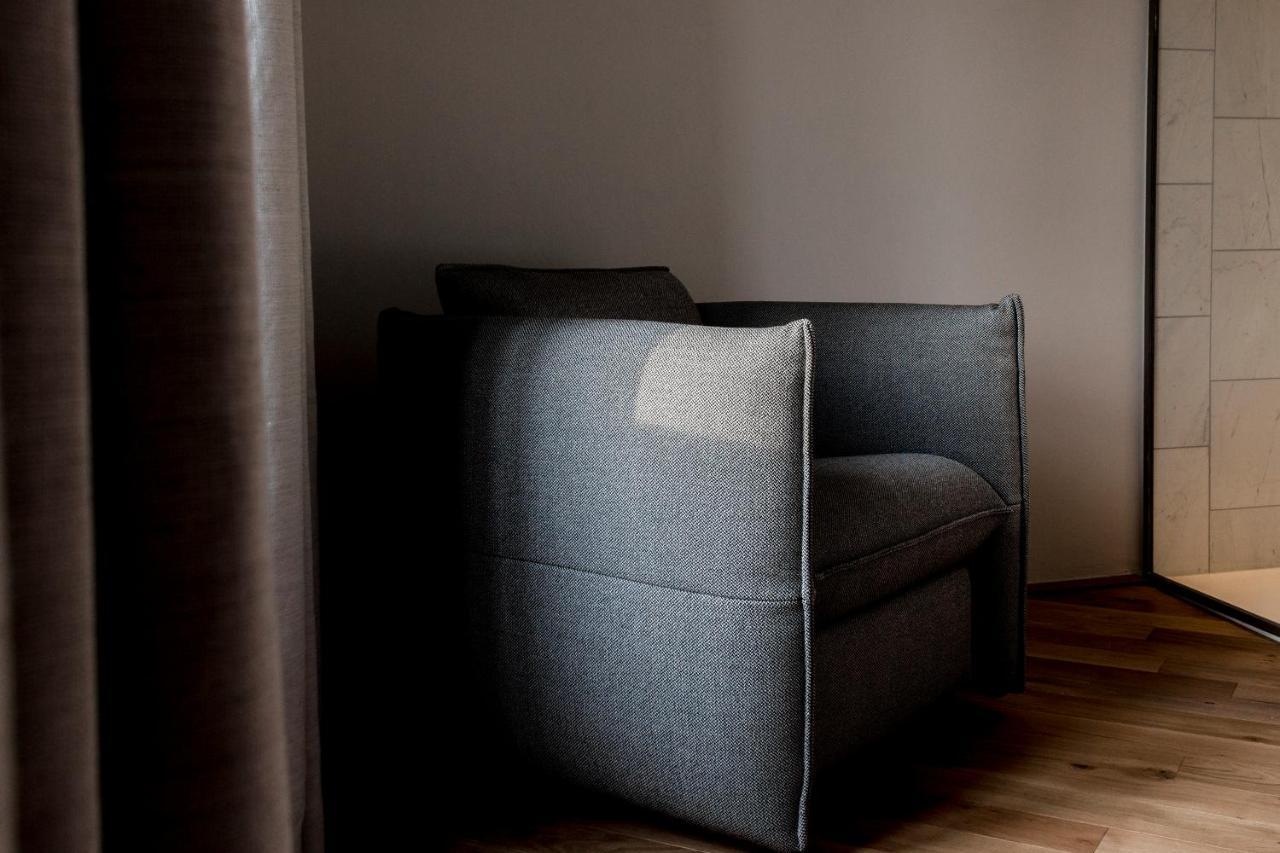 Kai 36 - Hotel Zwischen Fels Und Fluss Грац Екстер'єр фото A chair