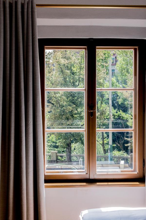 Kai 36 - Hotel Zwischen Fels Und Fluss Грац Екстер'єр фото A window with curtains