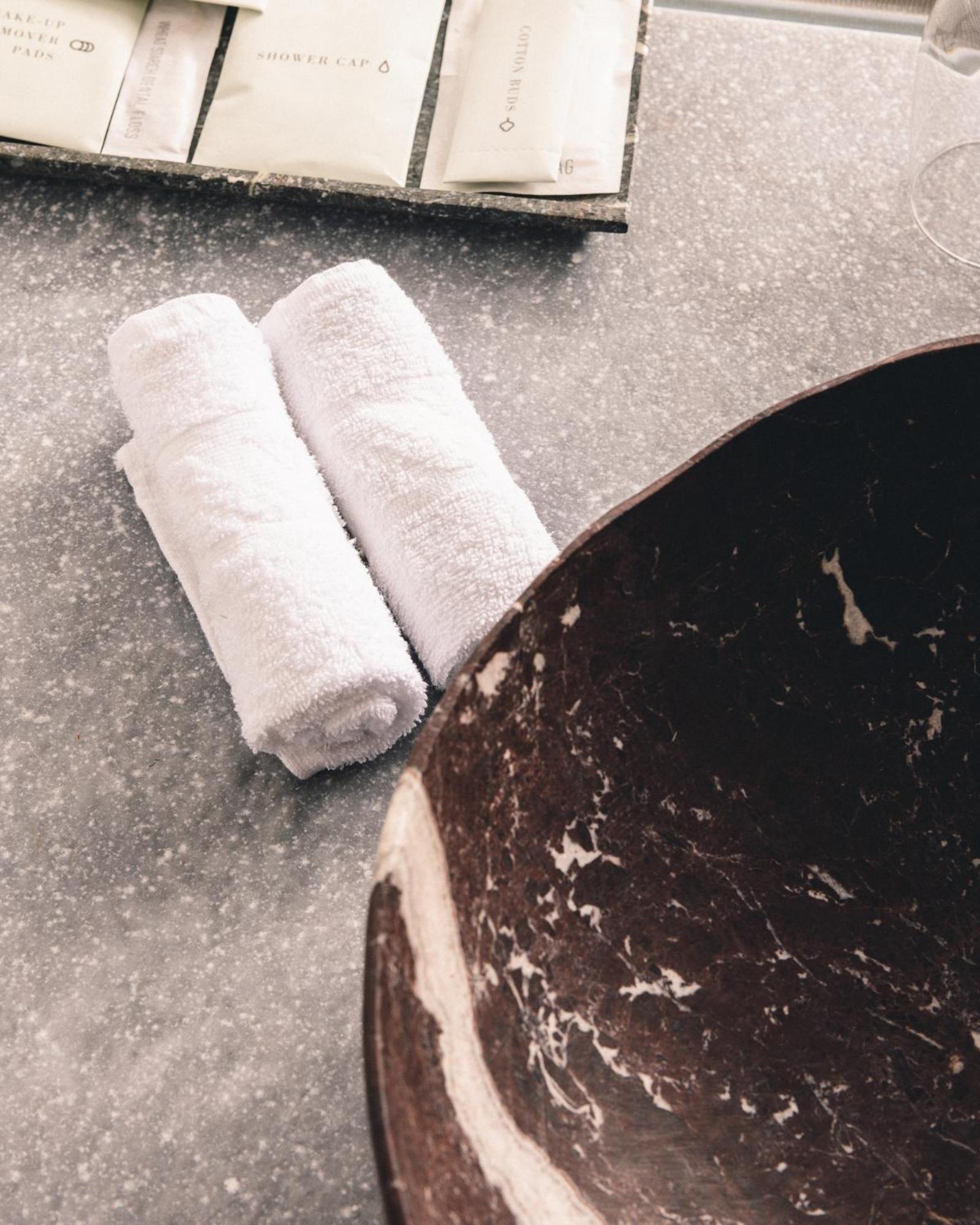 Kai 36 - Hotel Zwischen Fels Und Fluss Грац Екстер'єр фото A pair of rolled towels