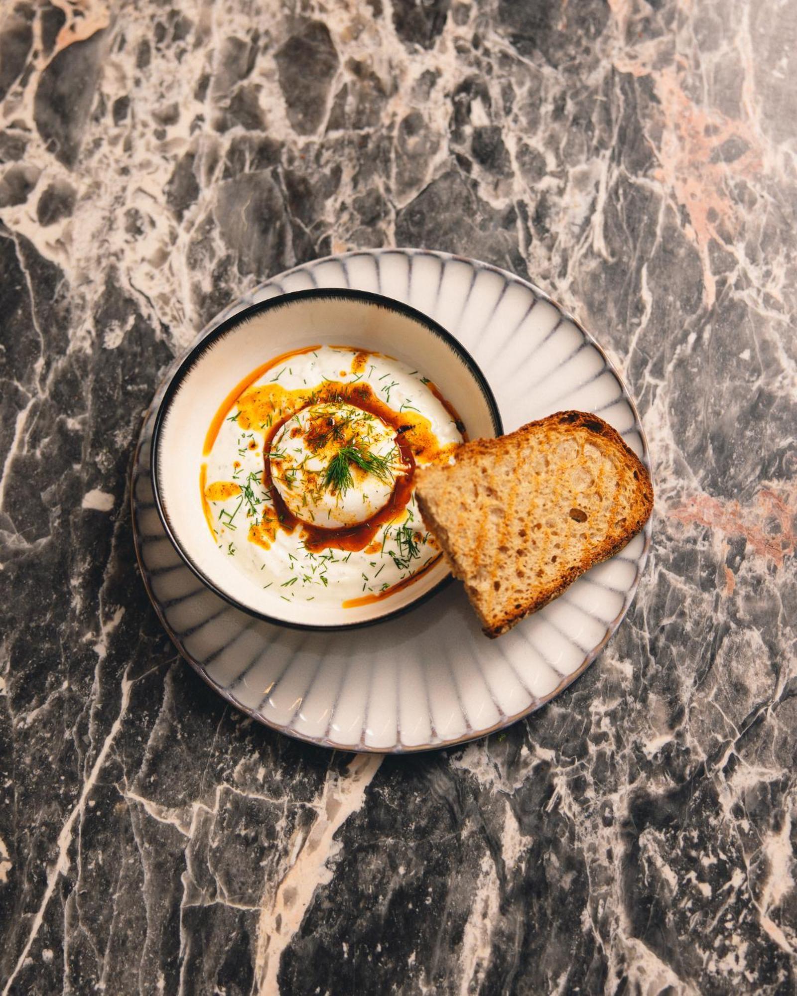 Kai 36 - Hotel Zwischen Fels Und Fluss Грац Екстер'єр фото A bowl of Labneh with olive oil and sumac