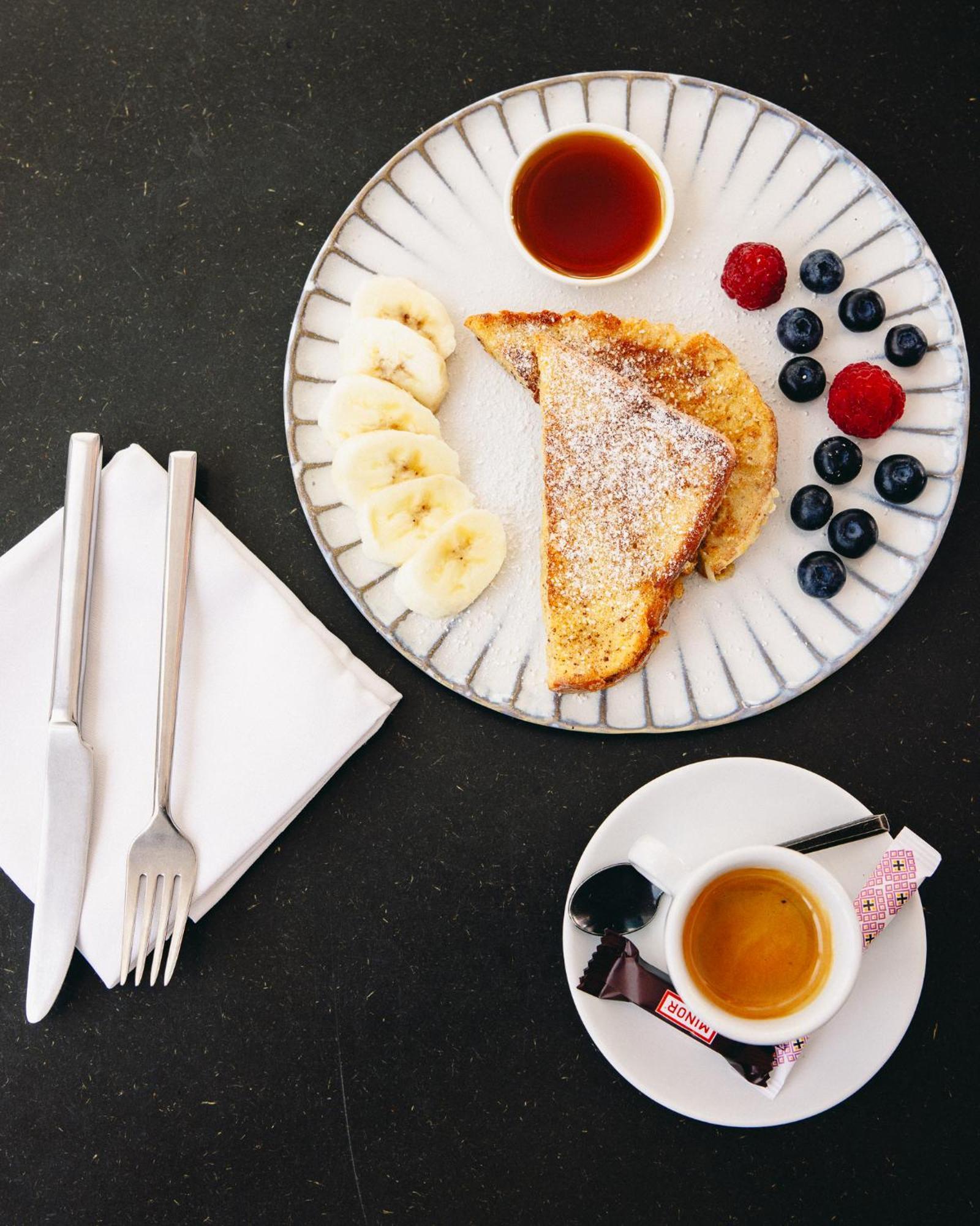 Kai 36 - Hotel Zwischen Fels Und Fluss Грац Екстер'єр фото French toast with fruit and tea
